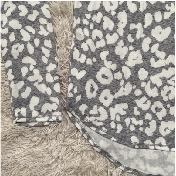 🌸3/$25 Old Navy Gray & White Leopard Print Top, Long Sleeve Tee, Size M - Picture 4 of 14